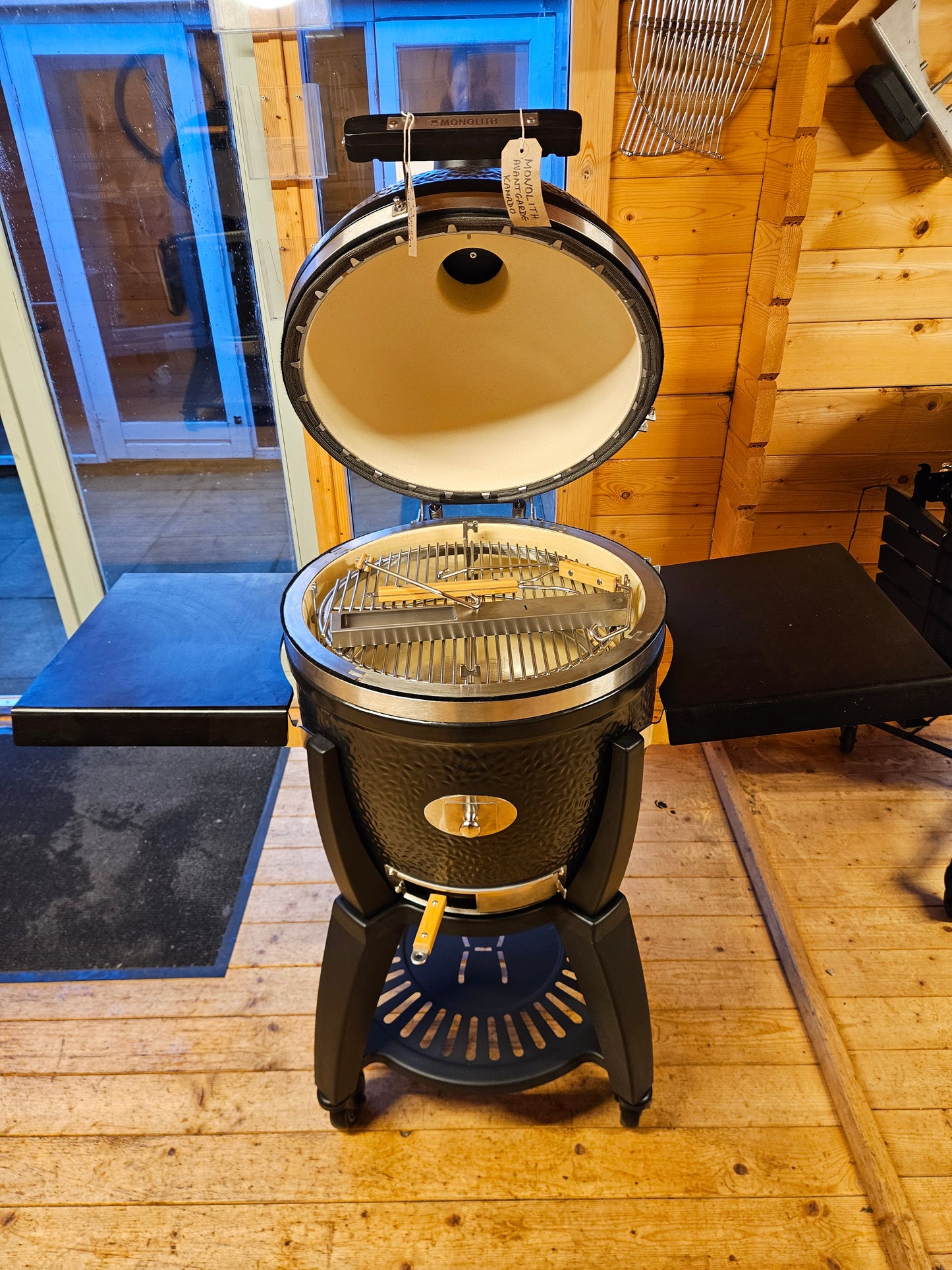 #229 Ex-Display Monolith Avantgarde Classic Ceramic Kamado WITH CART