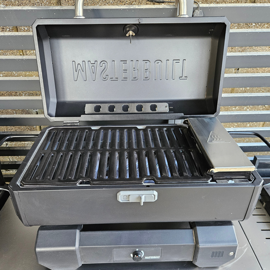 #263 Ex-Diplay (sold as seen) Portable Charcoal Grill Masterbuilt