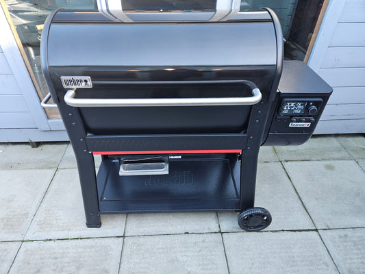 #262 Ex-Display (sold as seen) Searwood XL 600 Pellet Grill Weber
