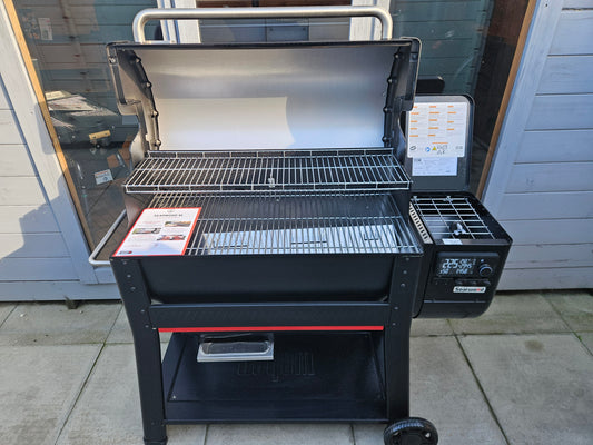 #262 Ex-Display (sold as seen) Searwood XL 600 Pellet Grill Weber