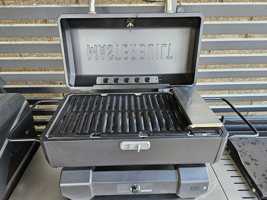 #263 Ex-Diplay (sold as seen) Portable Charcoal Grill Masterbuilt