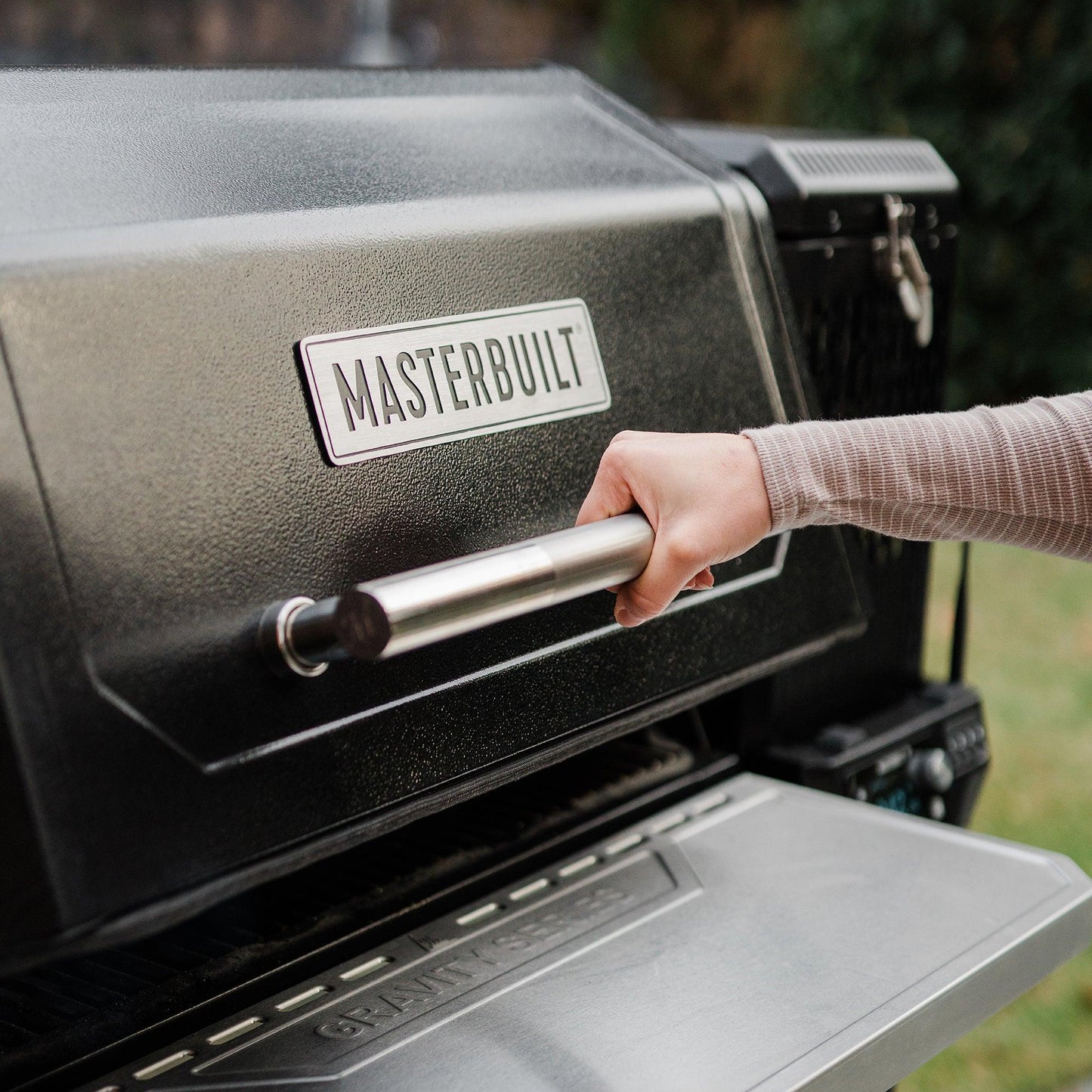 Masterbuilt Gravity Series XT Digital Charcoal BBQ Grill & Smoker with Pizza Attachment - BBQ Land